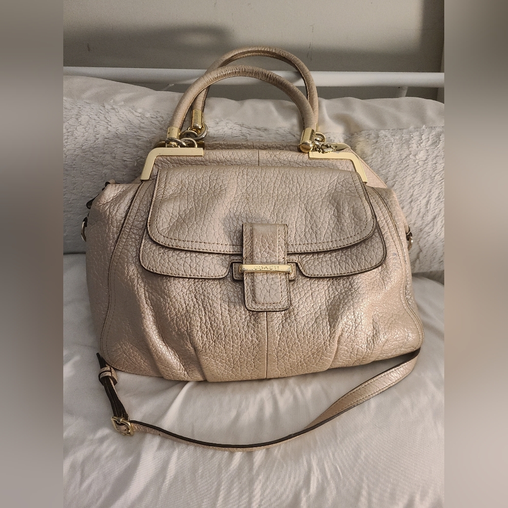 Coach bag in pink pearl color, In Previouly Owned Condition.